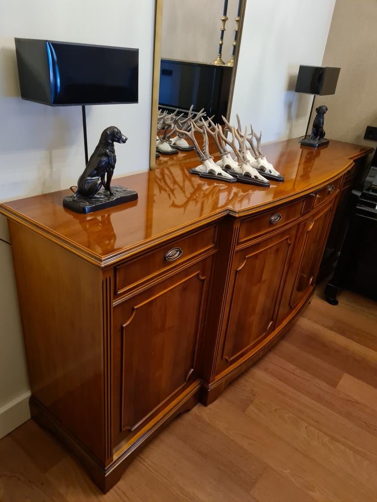 Groot dressoir taxus (lijkt op italiaans notenhout), Huis en Inrichting, Kasten | Dressoirs, Ophalen, Zo goed als nieuw, 25 tot 50 cm
