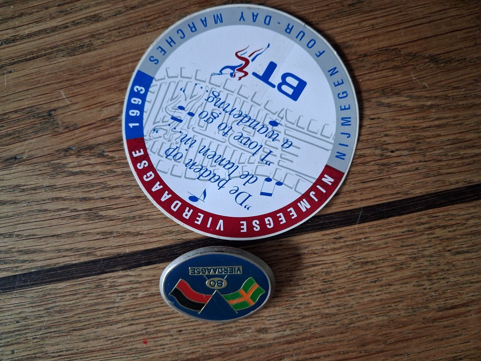 nijmeegse Vierdaagse pin button en sticker vintage, Verzamelen, Speldjes, Pins en Buttons, Ophalen of Verzenden, Zo goed als nieuw