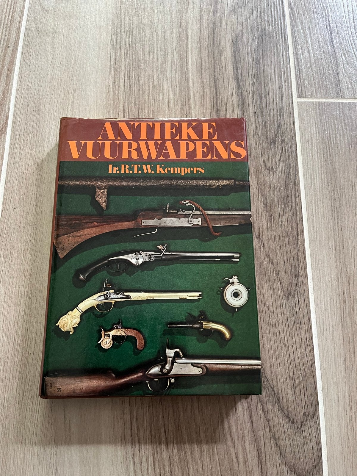Boek: Antieke Vuurwapens - Ir. R.T.W. Kempers, Ophalen of Verzenden, 17e en 18e eeuw, Gelezen