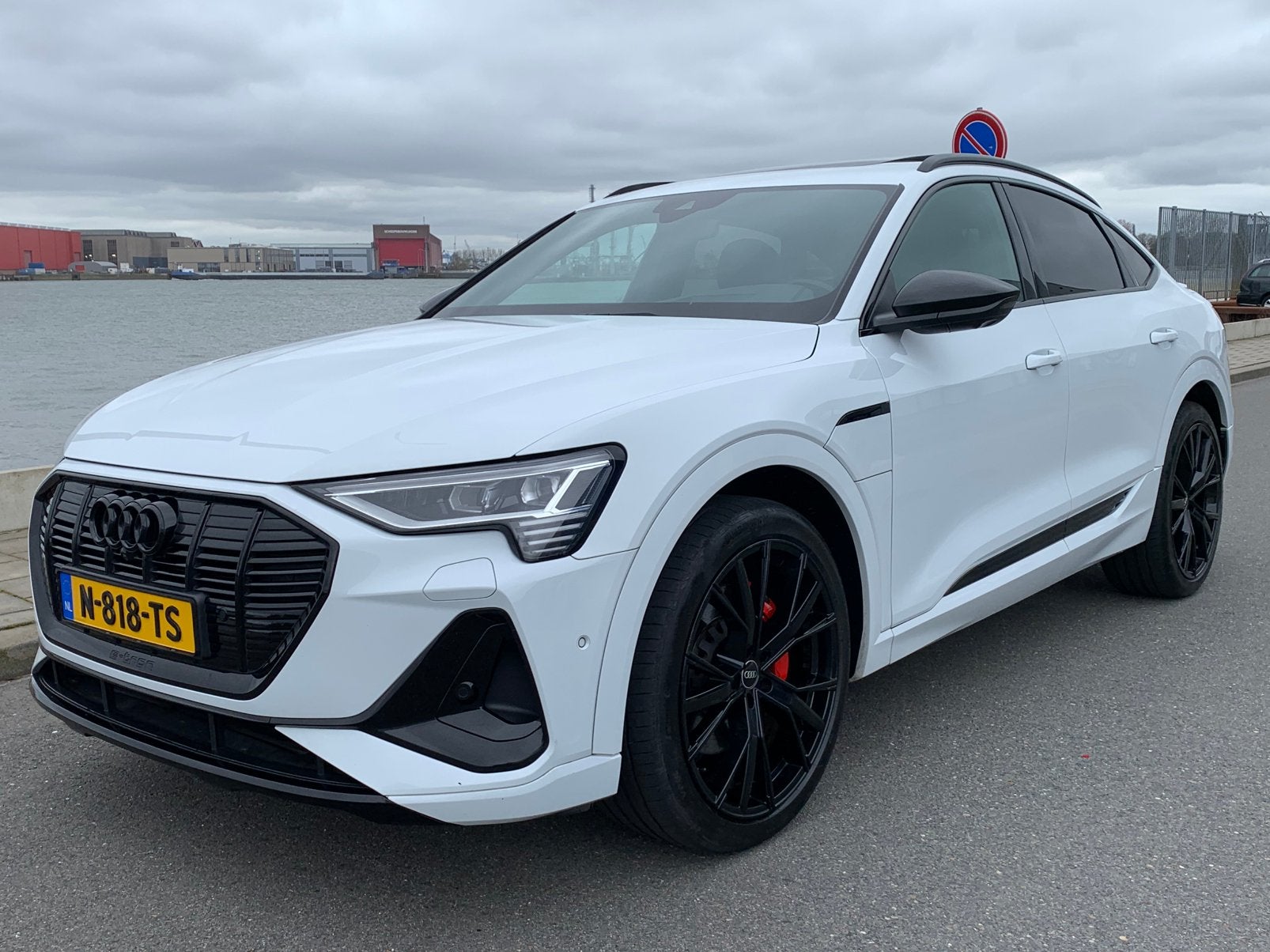 Audi e-tron 55 Quattro S-Line|Opendak|Head Up|B&O|, Auto's, Automaat, 131 €/maand, 1800 kg, Zwart