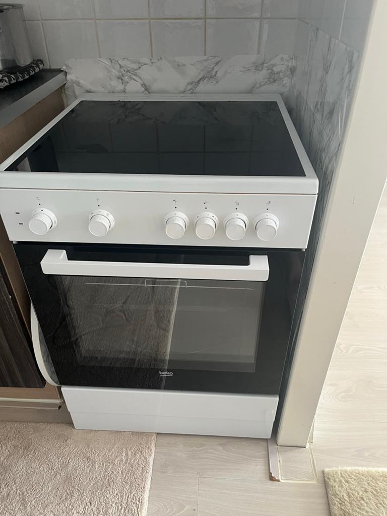 Beko Vrijstaand Elektrisch Fornuis met Oven - Gebruikt, Gebruikt, 85 tot 90 cm, Elektrisch, 4 kookzones