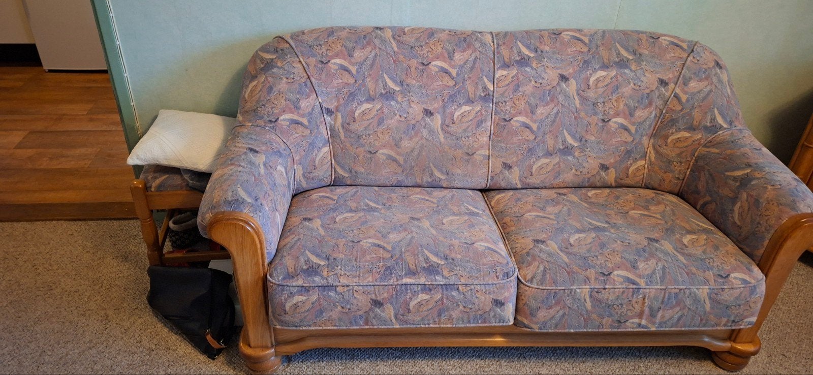 Comfortabele tweepersoonsbank met houten frame, Huis en Inrichting, Ophalen, Hout, Gebruikt, Klassiek