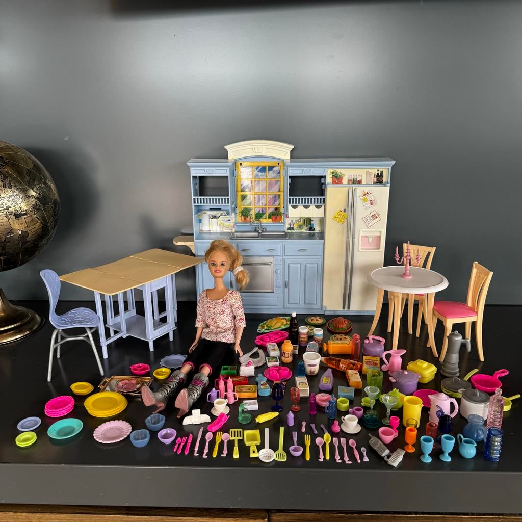 Grote Barbie keuken set + pop + heel veel accessoires, Ophalen of Verzenden, Gebruikt, Barbie