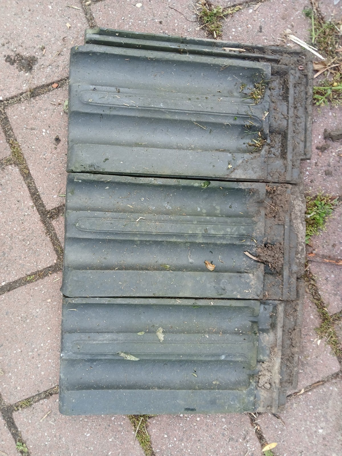 Dakpannen 2 stuks, Ophalen of Verzenden, Steen of Klei, 15 m² of meer, Dakpannen