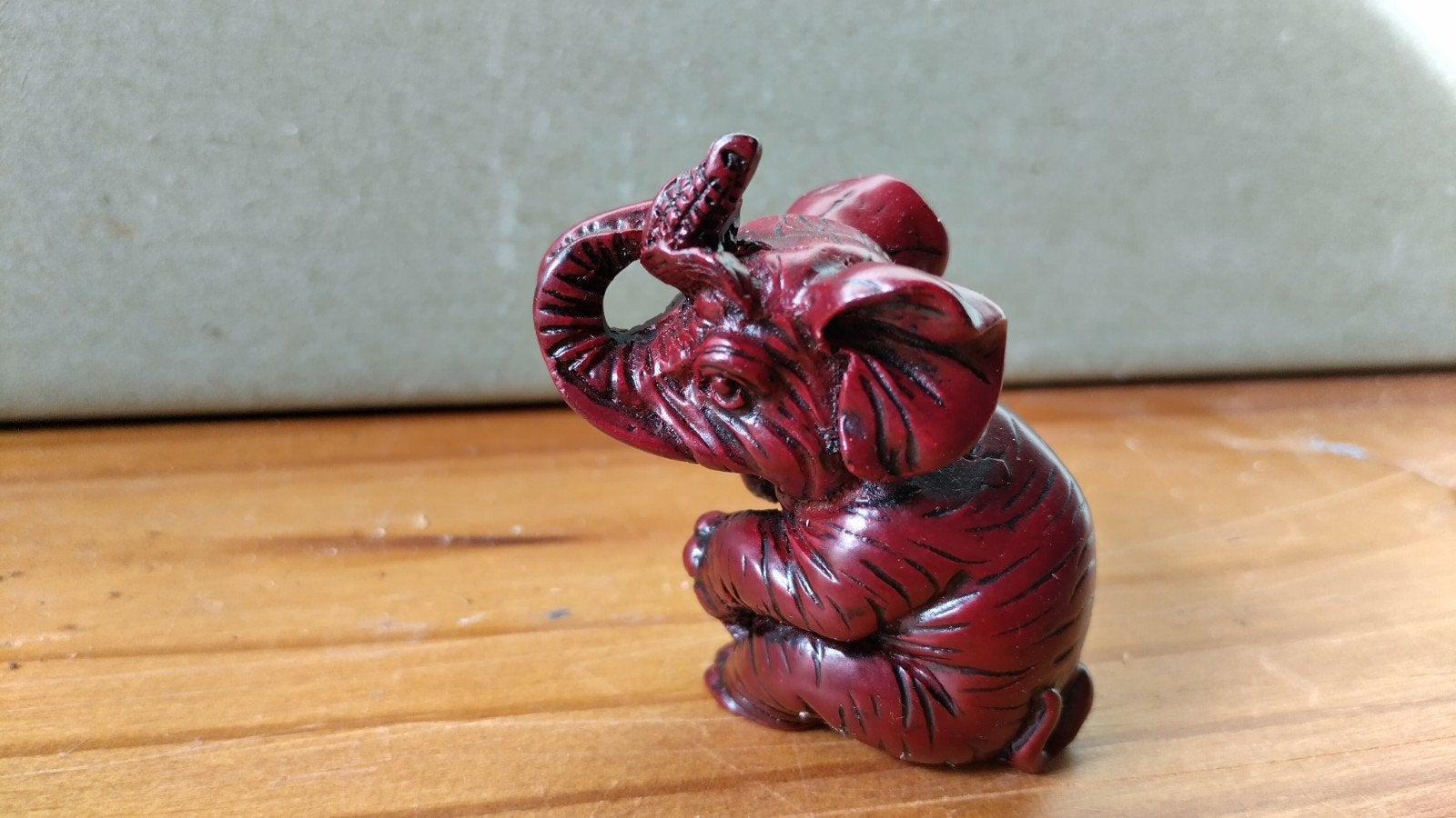 Decoratief olifantje - Rood hars beeldje, Ophalen