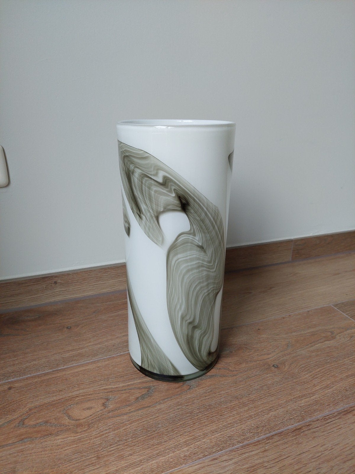 Prachtige cilinder vaas melkglas met zachtgroene decoratie, Ophalen, Overige kleuren, 39 cm, Glas