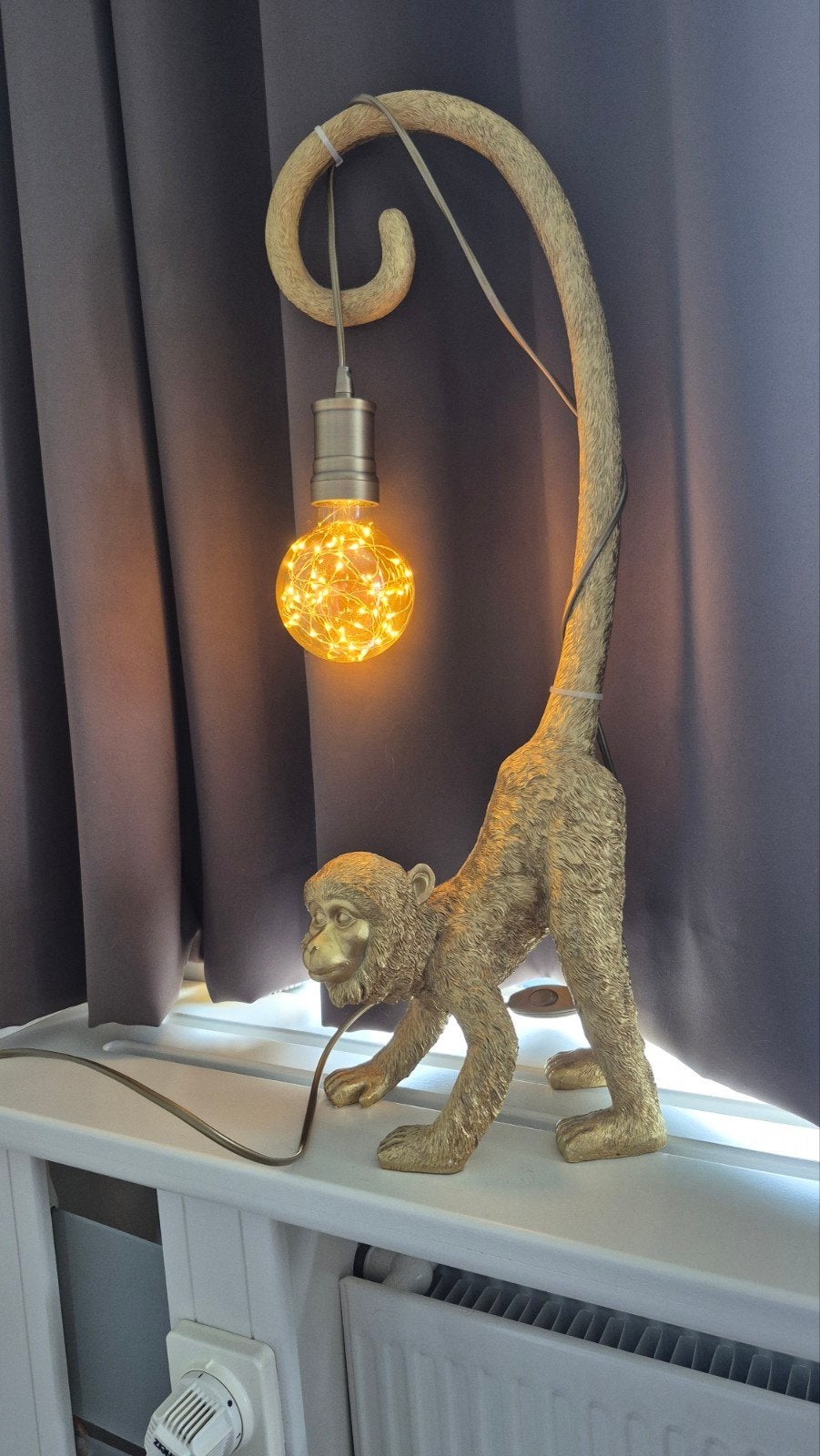 Gouden Aap Tafellamp - 70cm Hoge Figuurlamp, Huis en Inrichting, Figuurlamp, Kunststof, Overige merken, Goud