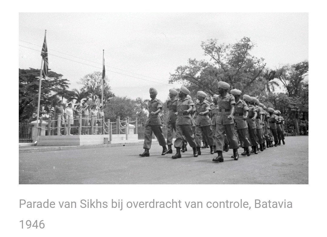 Foto 17 van Gurkha en India emblemen 1945/46 Indië / bersiap / Gorkhaa