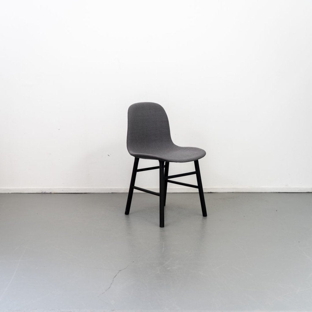 Normann Copenhagen Form Stoel Grijs/Zwart Stof - Zwart