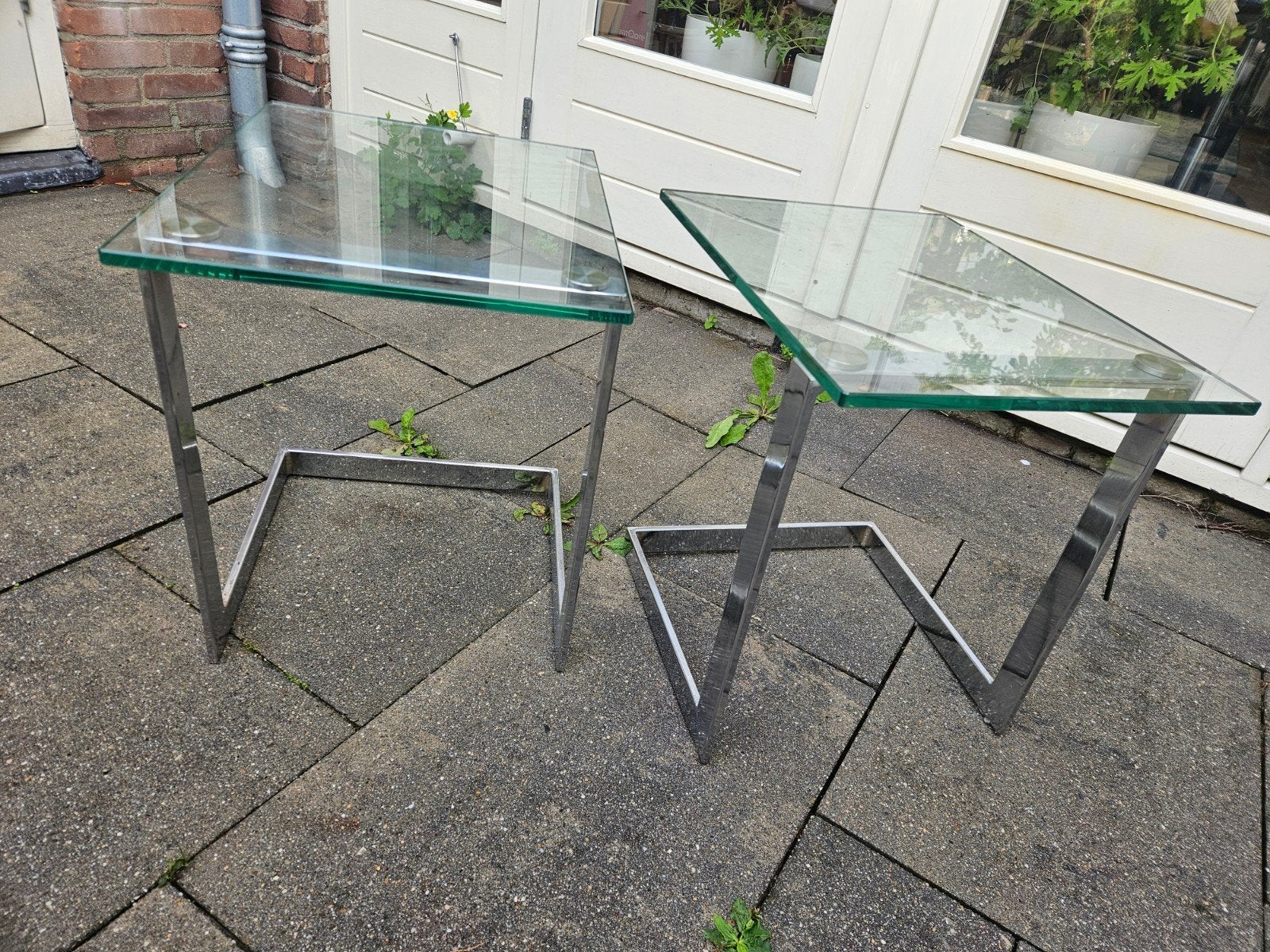 Set van 2 glazen bijzettafels met metalen onderstel, Huis en Inrichting, Tafels | Bijzettafels, Ophalen, Minder dan 45 cm, 55 tot 75 cm