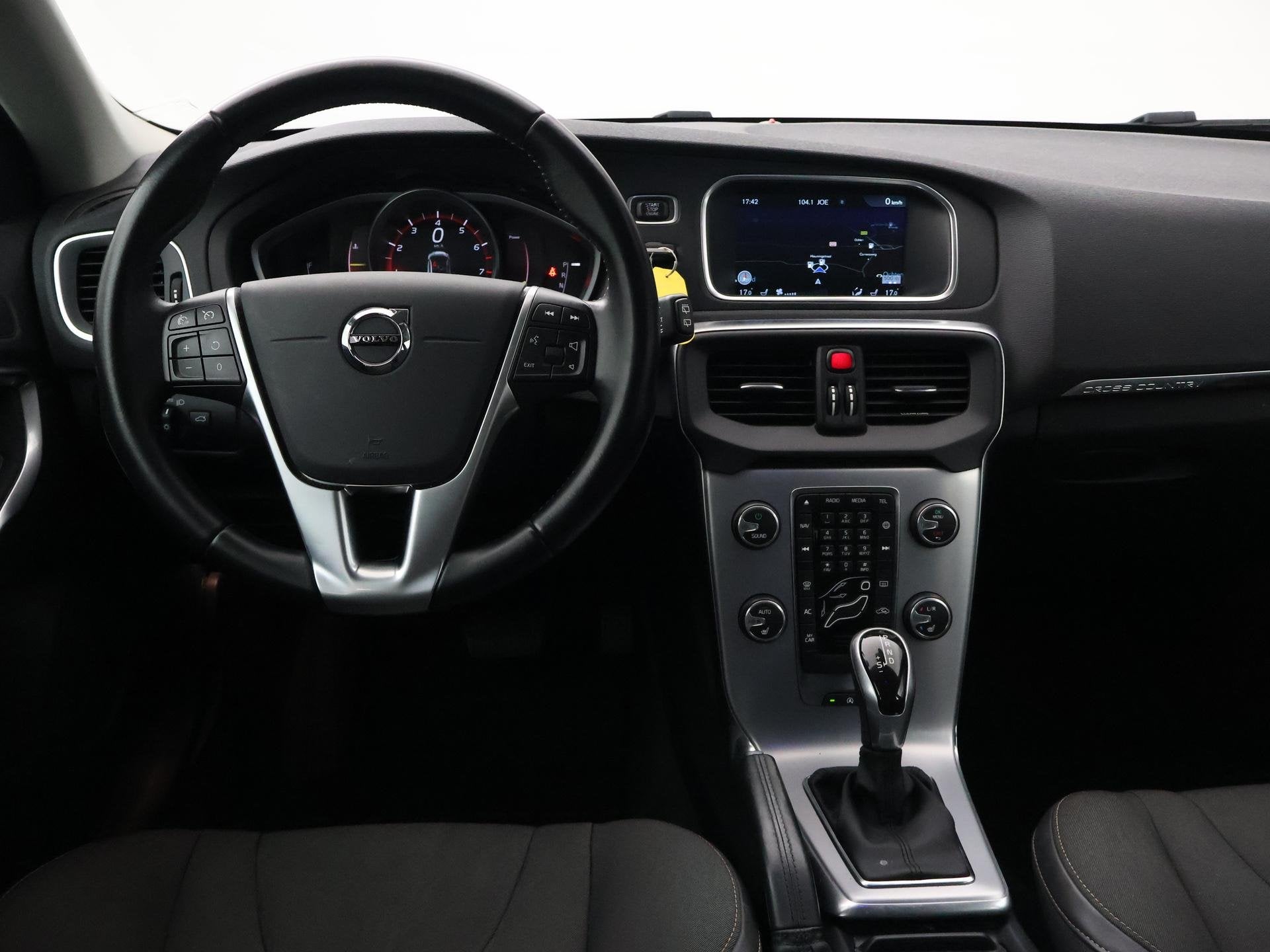 Volvo V40 Cross Country 1.5 T3 NORDIC+ 152 PK AUT. *DEALER O, Euro 6, 700 kg, Leder en Stof, Wit