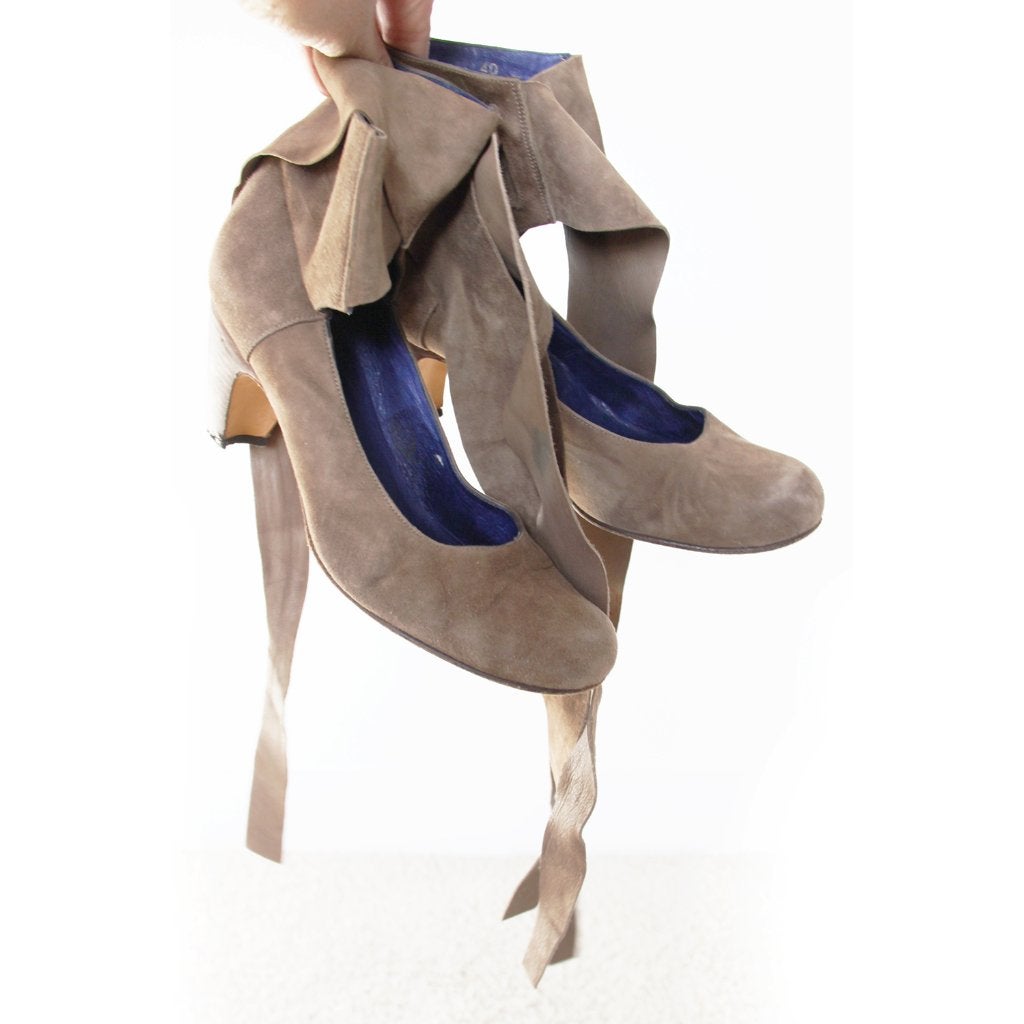 Suede Fred De La Bretoniere Pumps s16 (Maat 40) € 75,-, Kleding | Dames, Pumps, Fred de la Bretoniere, Beige, Ophalen of Verzenden