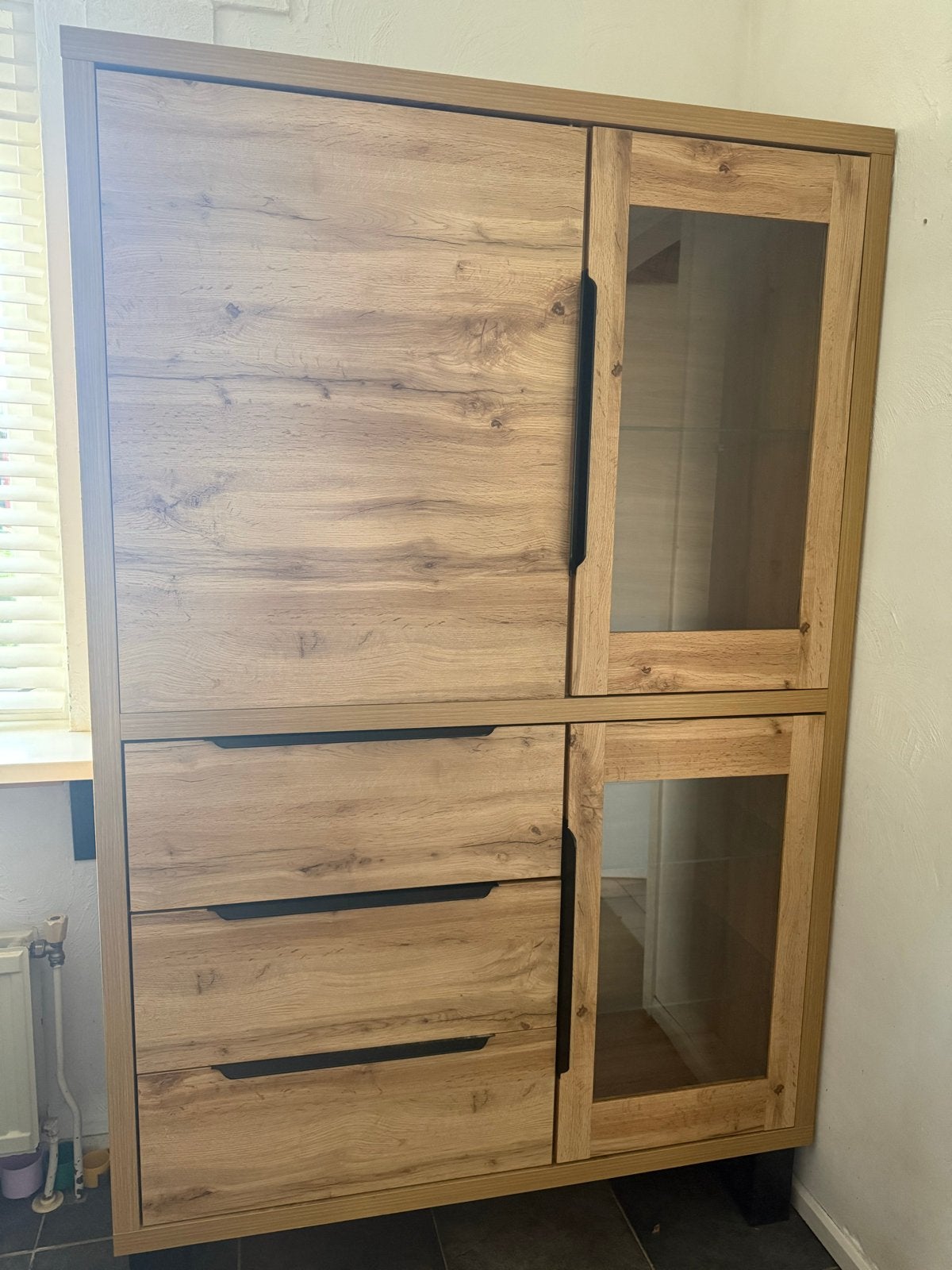 Moderne eikenhouten kast met lades en vitrine, Ophalen, 100 tot 150 cm, Eikenhout, Zo goed als nieuw