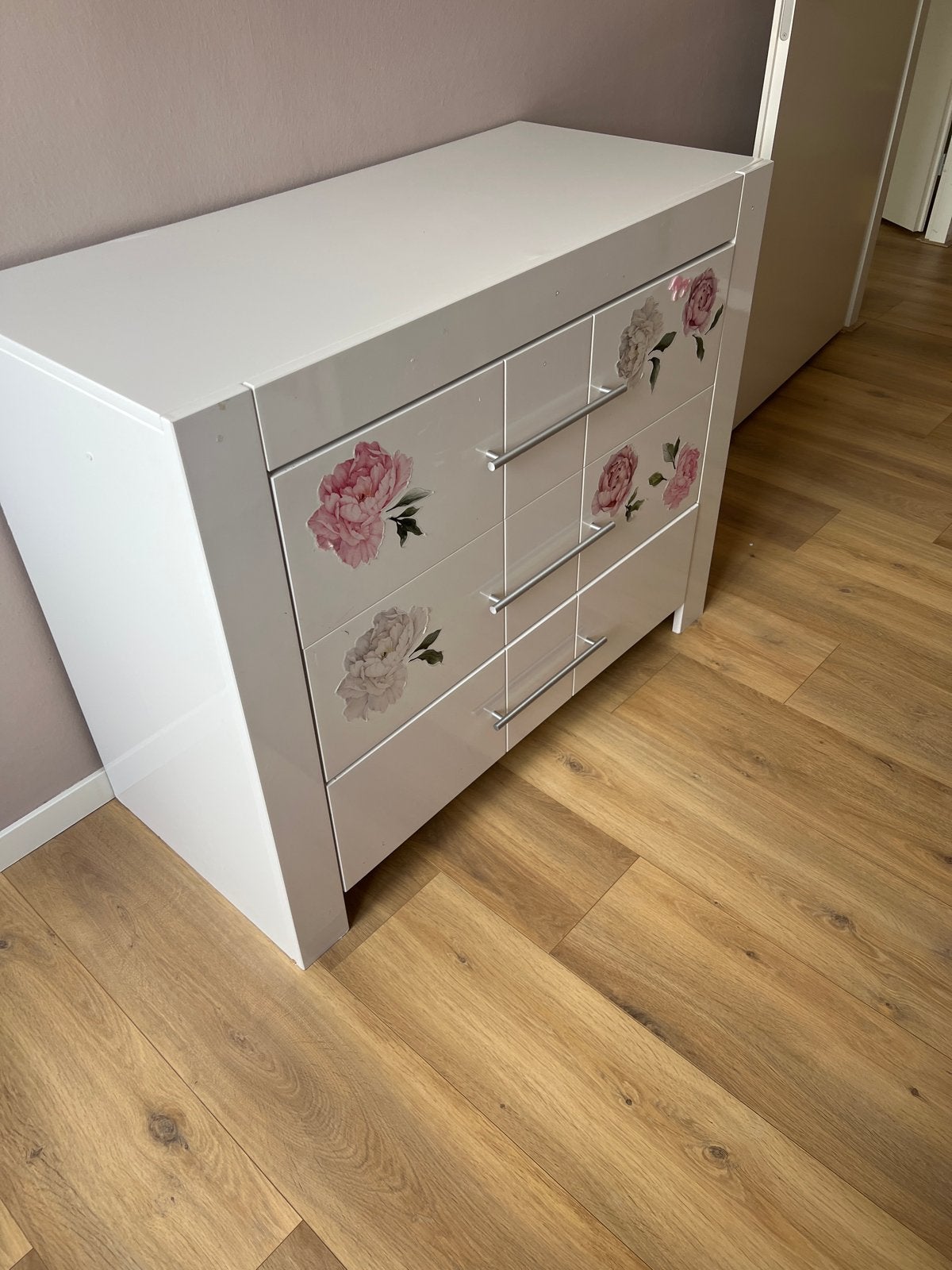 Stevige Commode met Stickers - Opknapper, Ophalen, Gebruikt, 50 tot 70 cm, 75 tot 100 cm
