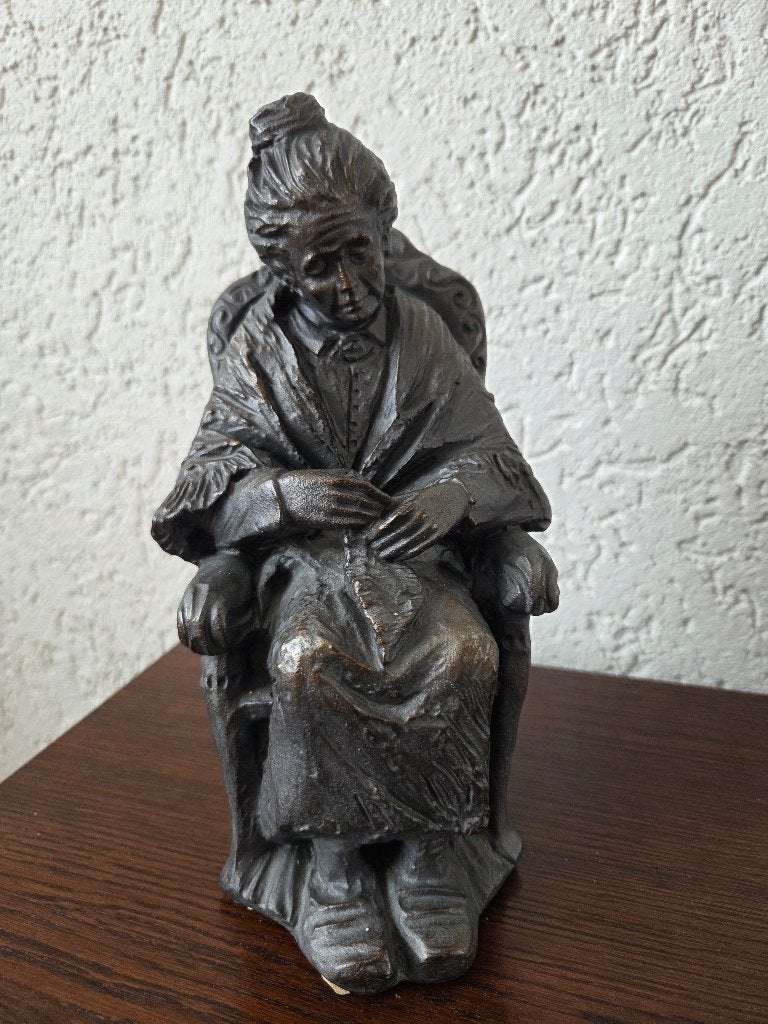 beeldje zittende oude vrouw, Ophalen of Verzenden, Gebruikt, Mens
