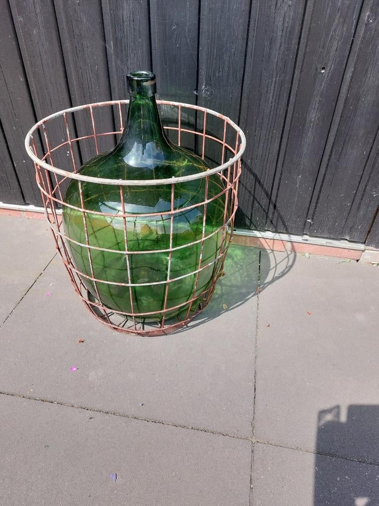 Grote groene glazen fles in metalen mand, Antiek en Kunst, Ophalen of Verzenden