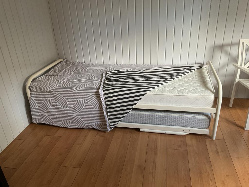 Logeerbed en Uitschuifbaar bed met twee mooie matrassen, Ophalen, Gebruikt, 90 cm, Eenpersoons