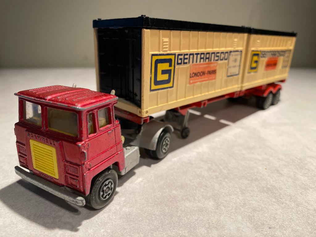 Matchbox truck met oplegger met 2 containers., Ophalen of Verzenden, Gebruikt, Bus of Vrachtwagen