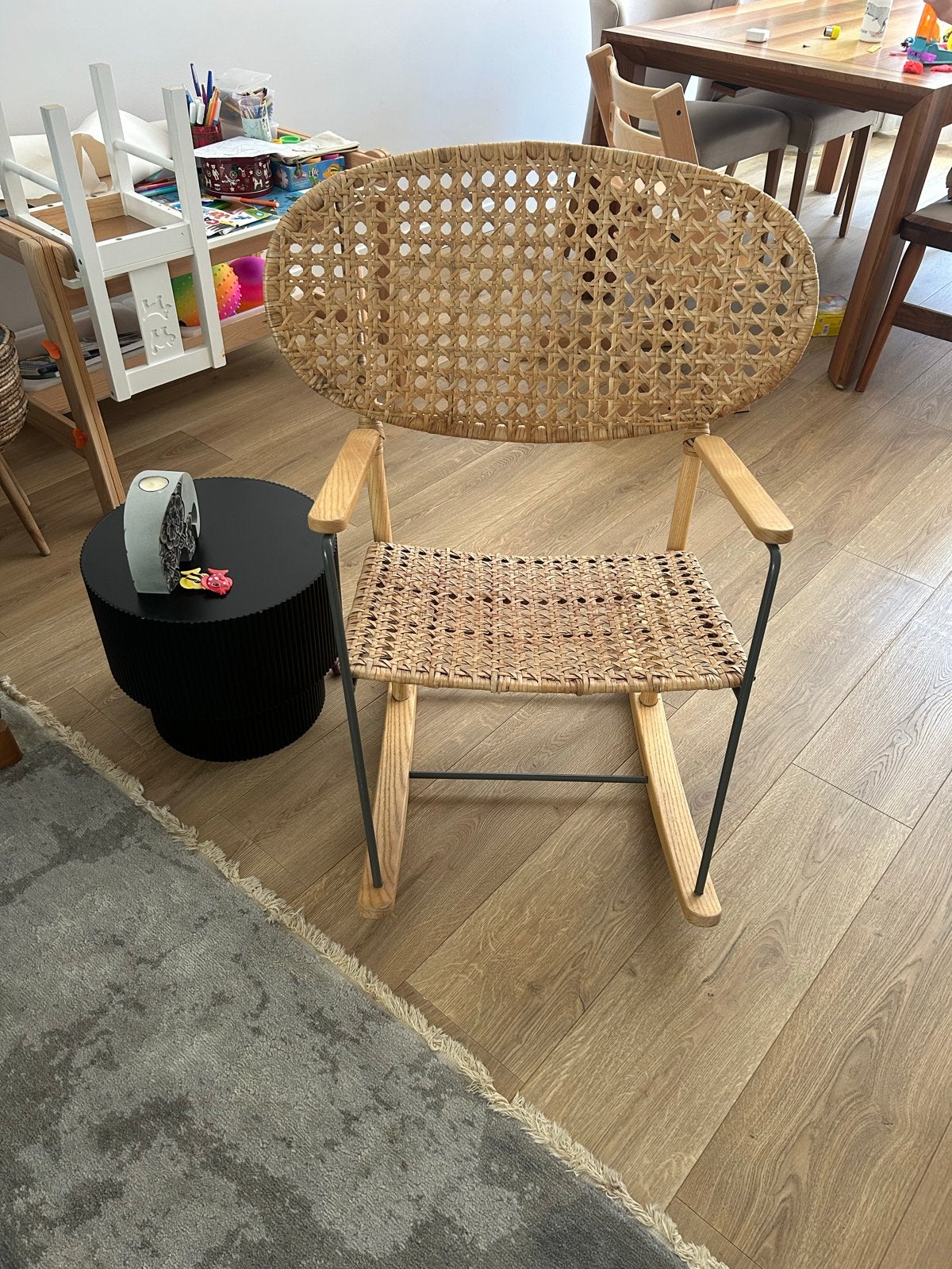 IKEA GRÖNADAL Schommelstoel - Rotan en Berkenhout, Huis en Inrichting, Stoelen, Ophalen, Overige kleuren, Zo goed als nieuw, Eén
