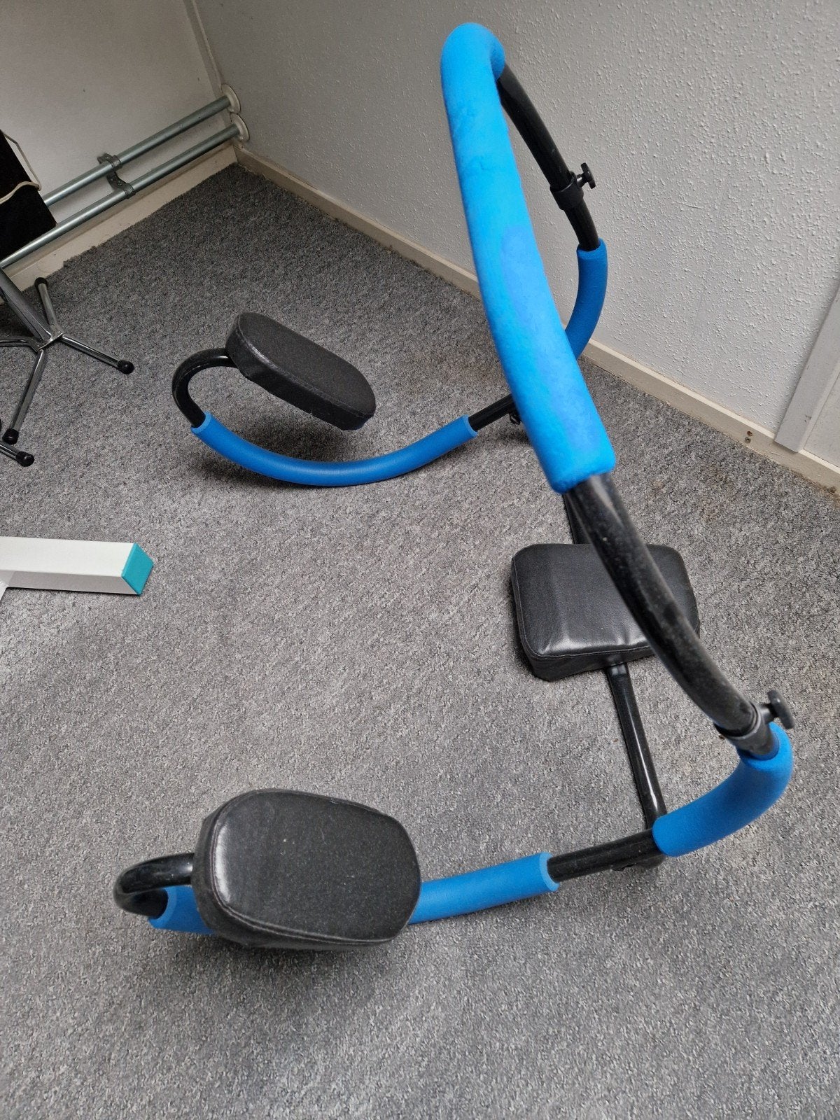 Ab Trainer voor buikspieren - Blauw/Zwart, Sport en Fitness, Ophalen, Gebruikt, Buik, Overige typen