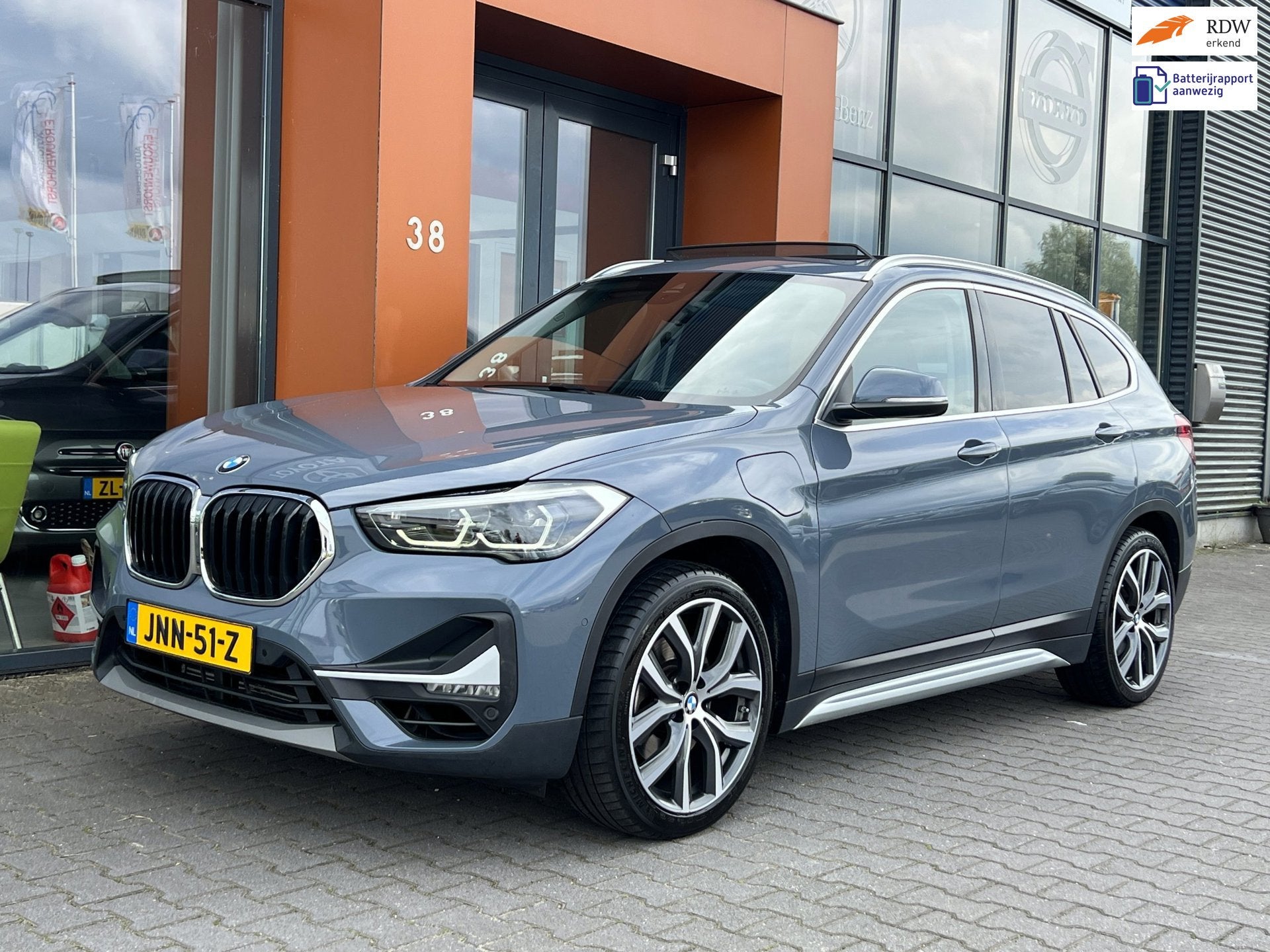 BMW X1 XDrive25e eDrive|Pano|Trekhaak|Sfeerverl.|HUD|Memory, 125 pk, Gebruikt, Leder en Stof, Plug-in hybride