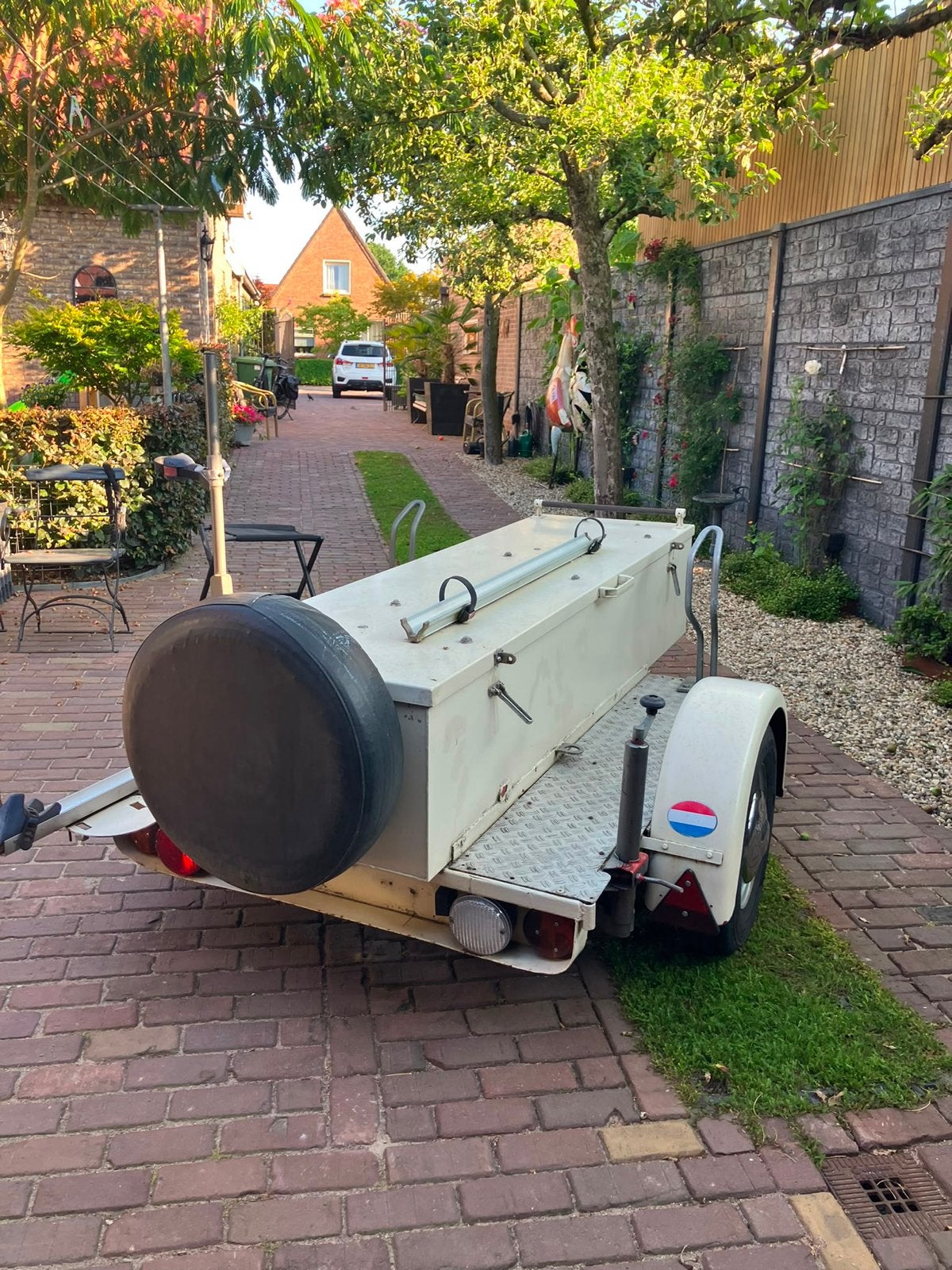 Oude Aanhangwagen met opbergkist en fietsendrager, Ophalen, Gebruikt