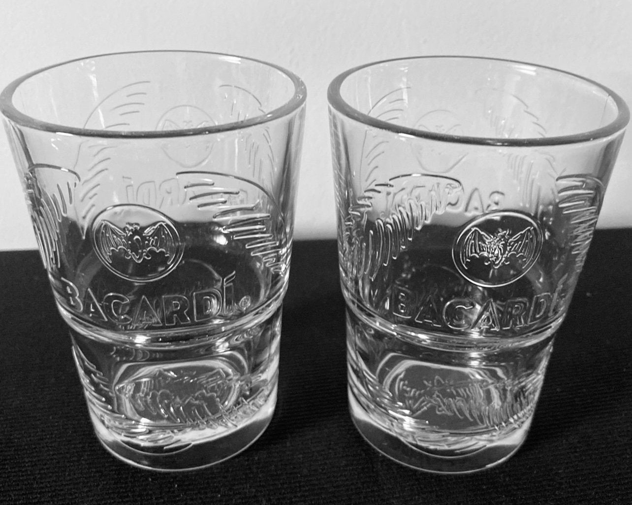 2x Bacardi glas met print en verzwaarde bodem. Hoogte 11 cm, Ophalen of Verzenden, Zo goed als nieuw, Borrel- of Shotglas