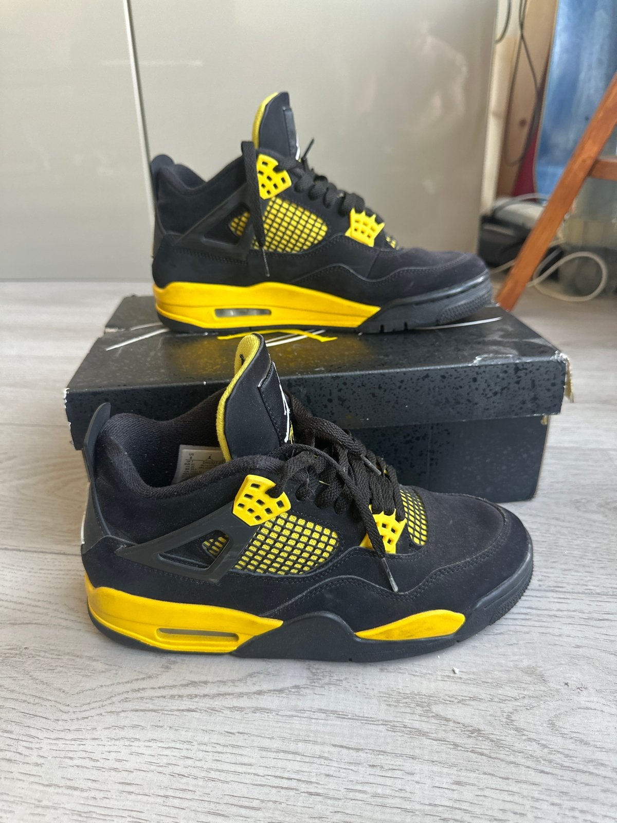 Air Jordan 4 Thunders - Zwart/Geel - Maat 41, Ophalen of Verzenden, Zo goed als nieuw, Zwart, Sneakers of Gympen