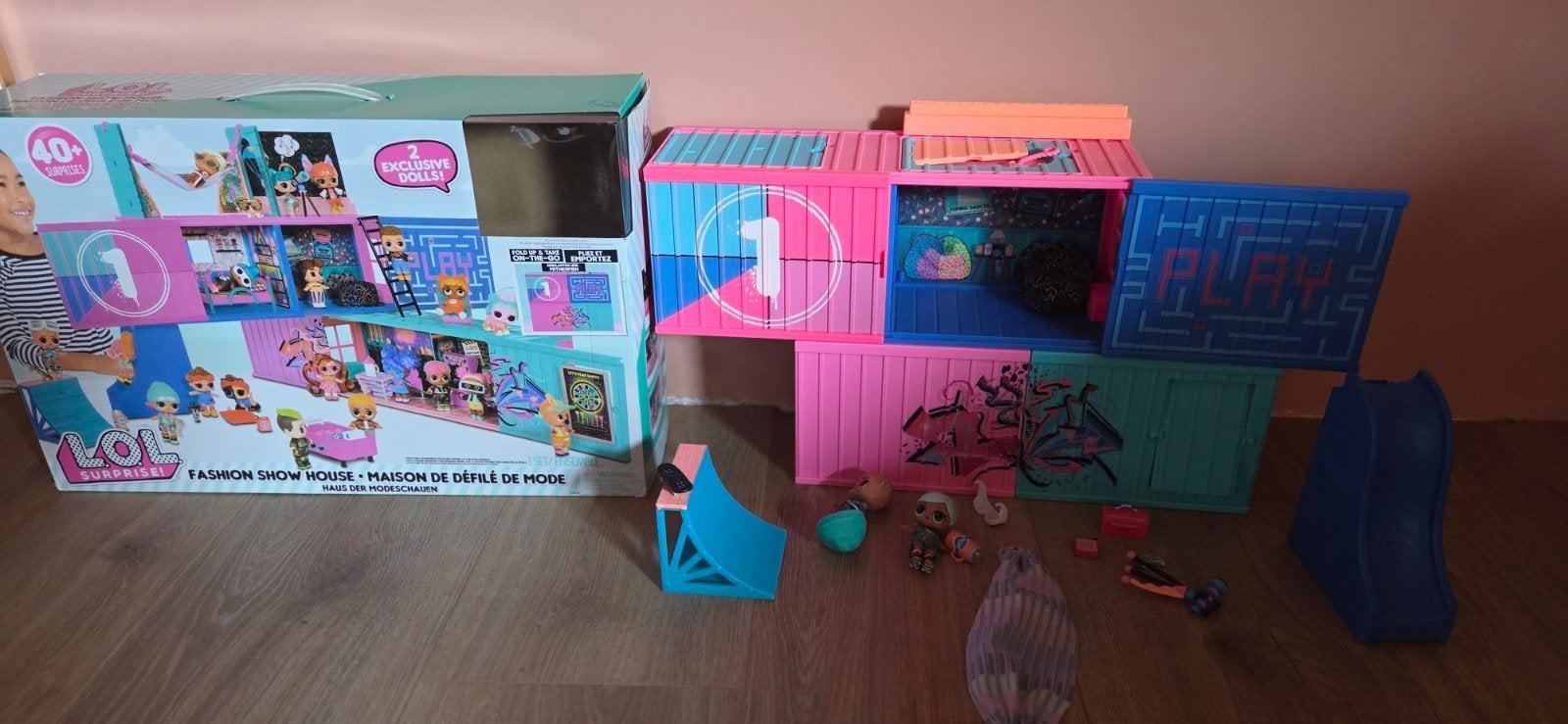 L.O.L. Surprise! Fashion Show House met poppen, Kinderen en Baby's, Ophalen of Verzenden, Zo goed als nieuw, Poppenhuis
