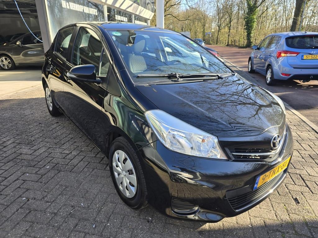 Toyota Yaris 1.0 VVT-i Now | 1E EIGENAAR | 12MND GARANTIE |, Euro 5, Stof, Gebruikt, Zwart