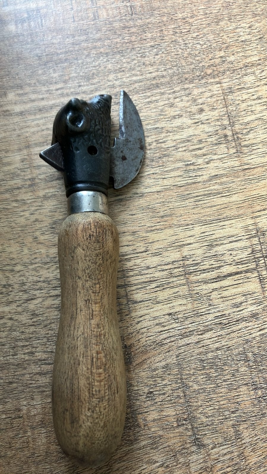 Vintage blikopener met houten handvat en dierenkop, Verzenden
