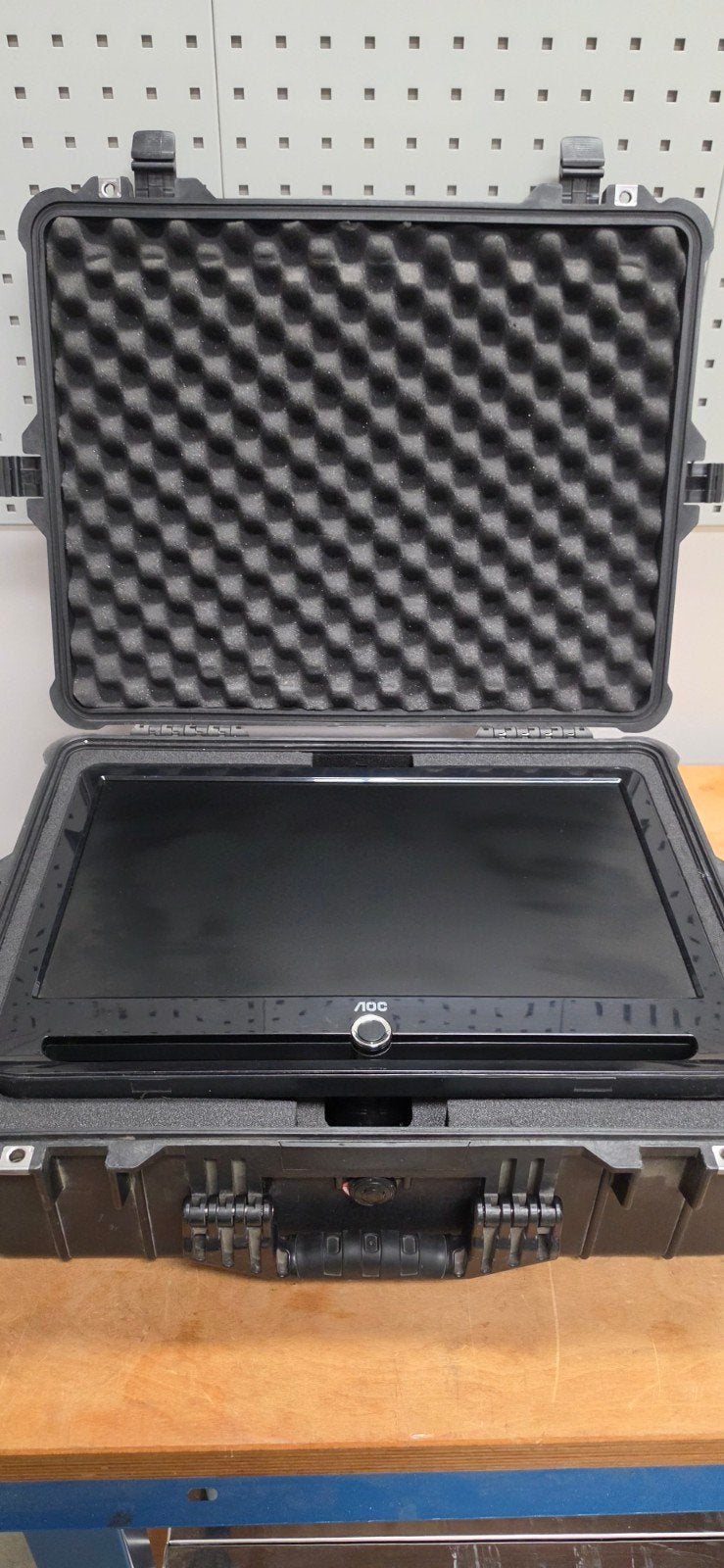 AOC Monitor met toetsenbord, muis en Pelican case, Ophalen of Verzenden, Gebruikt, DVI, AOC
