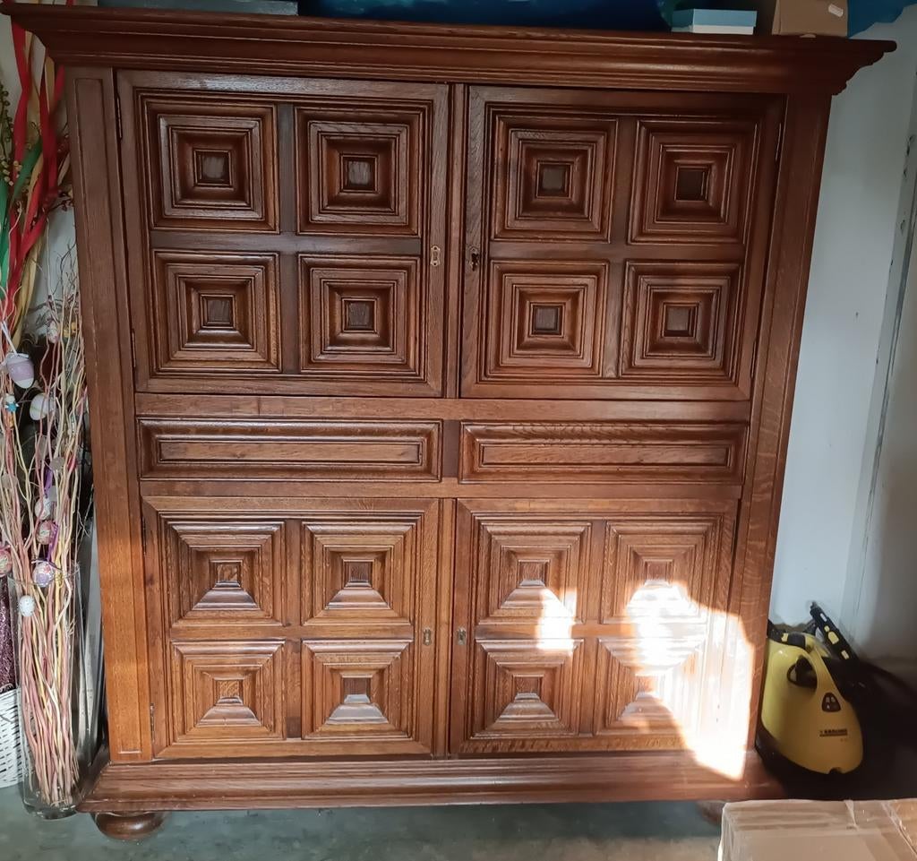 Antieke houten kast met decoratieve panelen, Ophalen