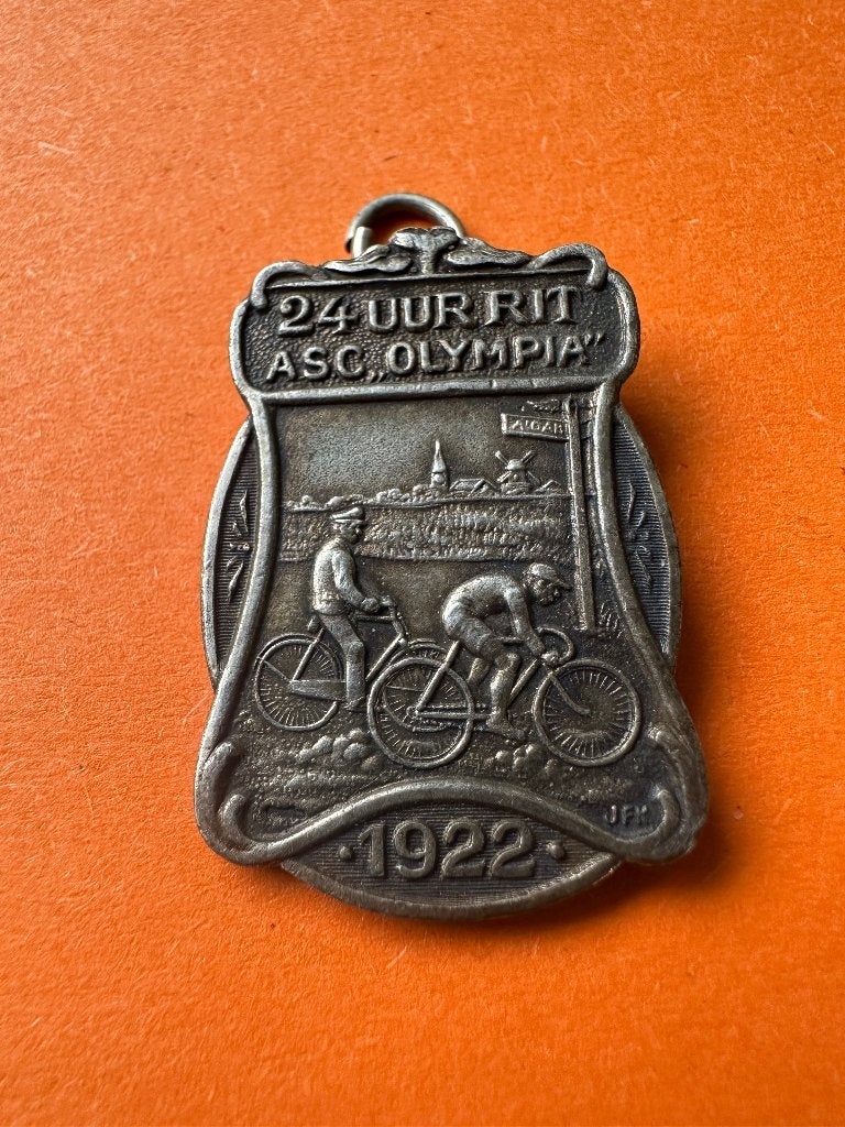 Mooie 24 uur rit ASC Olympia 1922 badge hanger wielrenners., Verzamelen, Ophalen of Verzenden, Gebruikt, Gebruiksvoorwerp