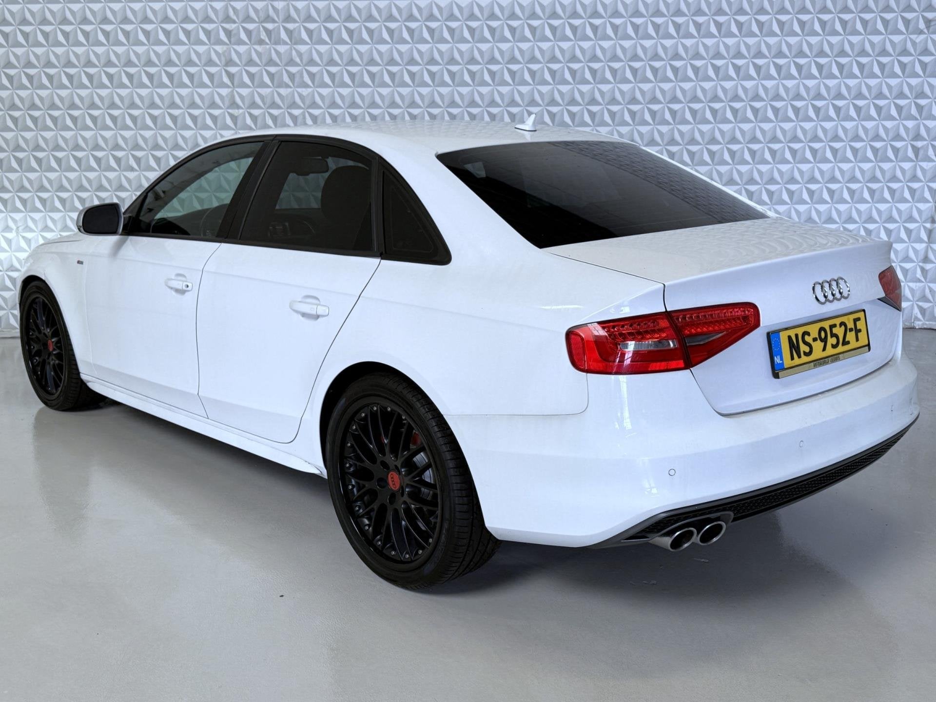 Audi A4 2.0 TDI Sport (STUURBEKRACHTIGING DEFECT!), Gebruikt, 4 cilinders, 150 pk, A4