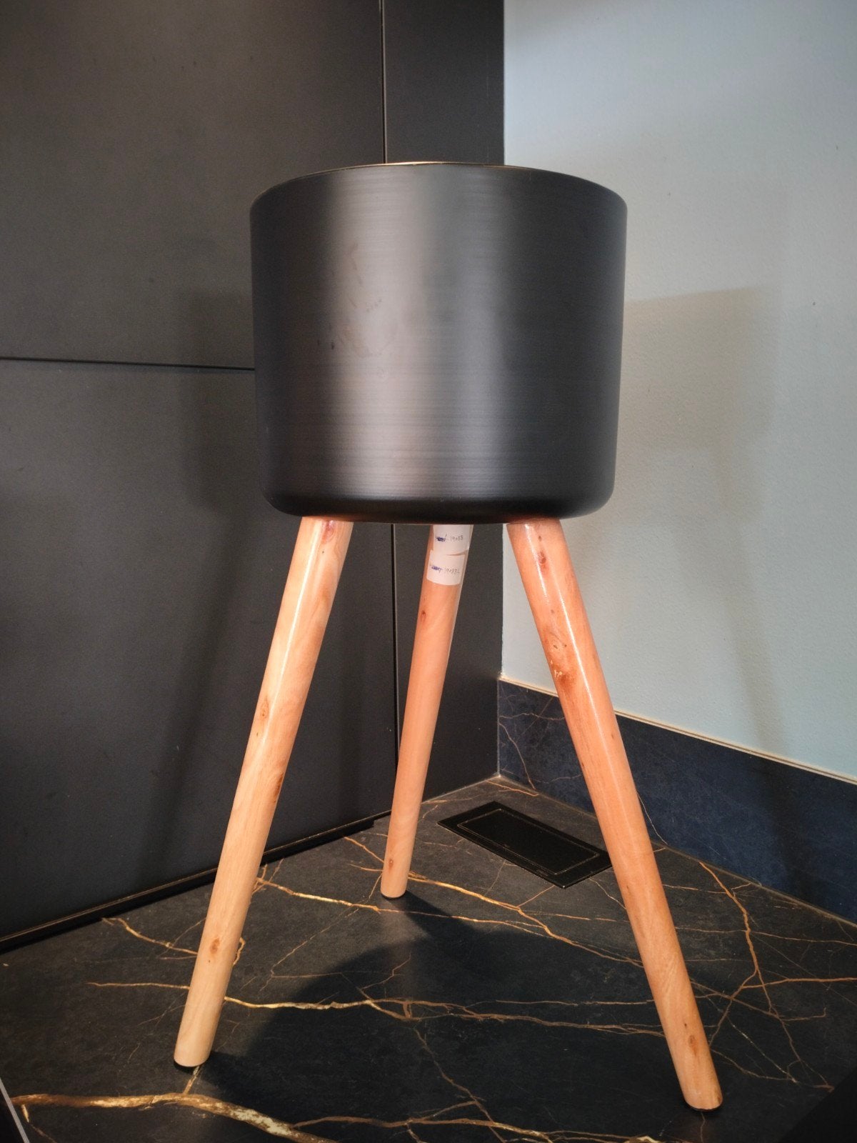 Mooie zwarte bloempot op houten poten, 25 tot 40 cm, Kunststof, Rond, Binnen