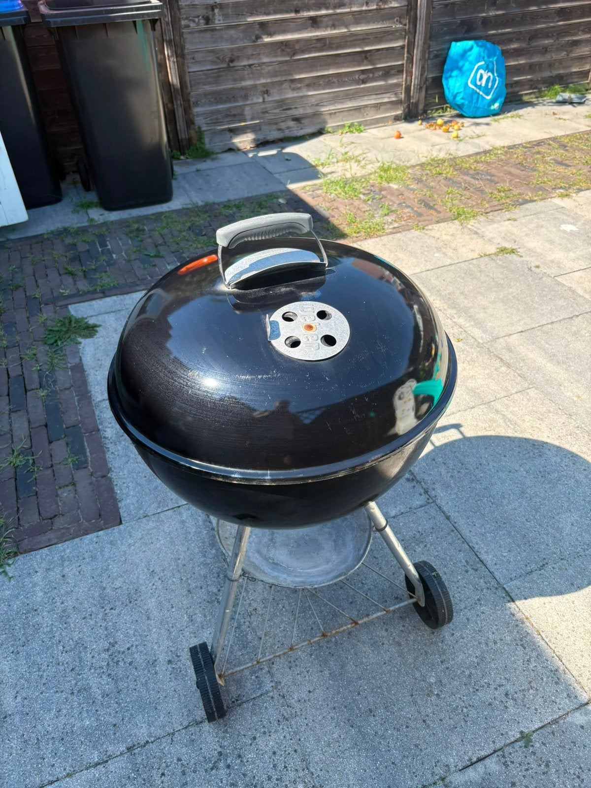 Weber bbq 57 cm, Tuin en Terras, Houtskoolbarbecues, Ophalen, Zo goed als nieuw