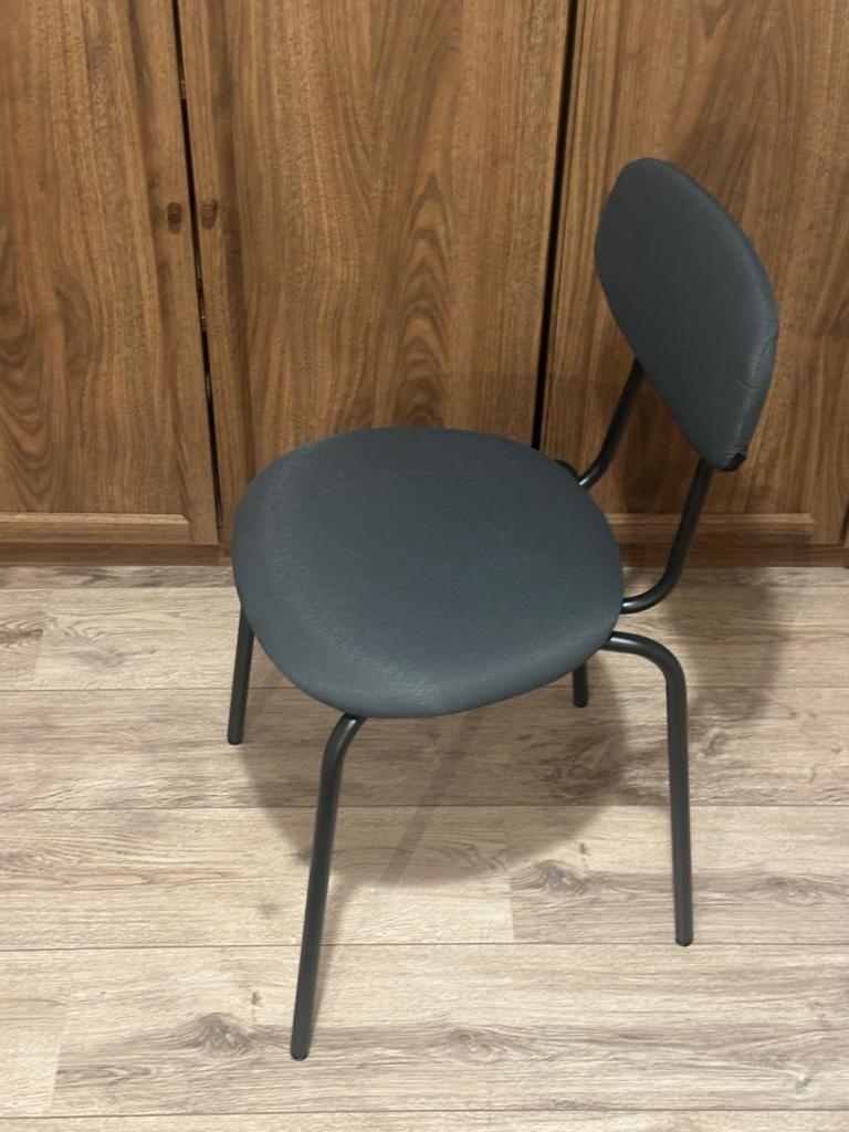 Nette blauw stoel met metalen poten, Huis en Inrichting, Stoelen, Ophalen, Nieuw