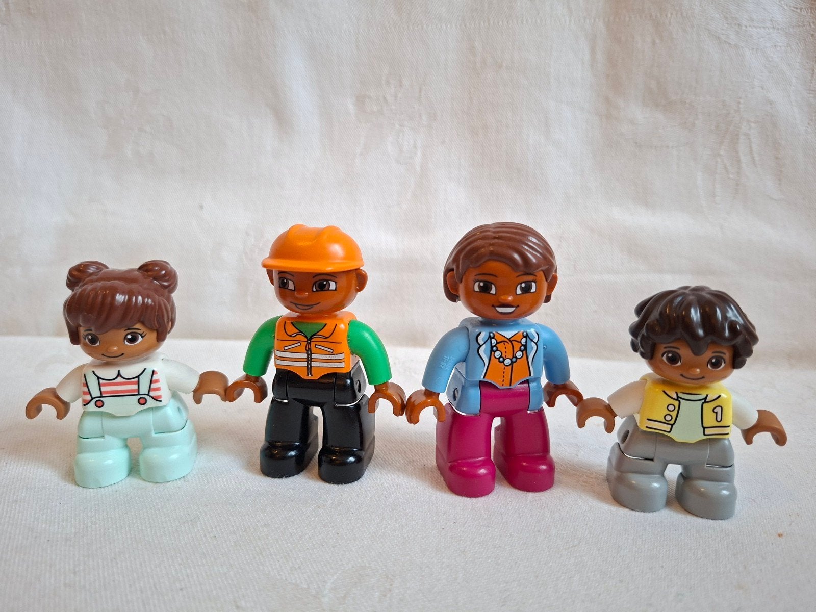 Duplo poppetjes gezin getint: vader, moeder, zoon & dochter, Ophalen of Verzenden, Zo goed als nieuw