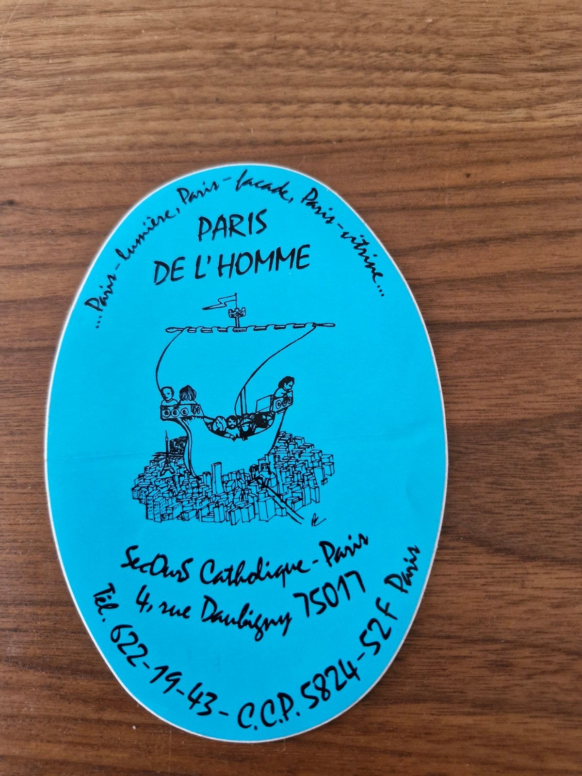10551 Vintage 'Paris de l'Homme' Secours Catholique Sticker, Ophalen of Verzenden, Gebruikt