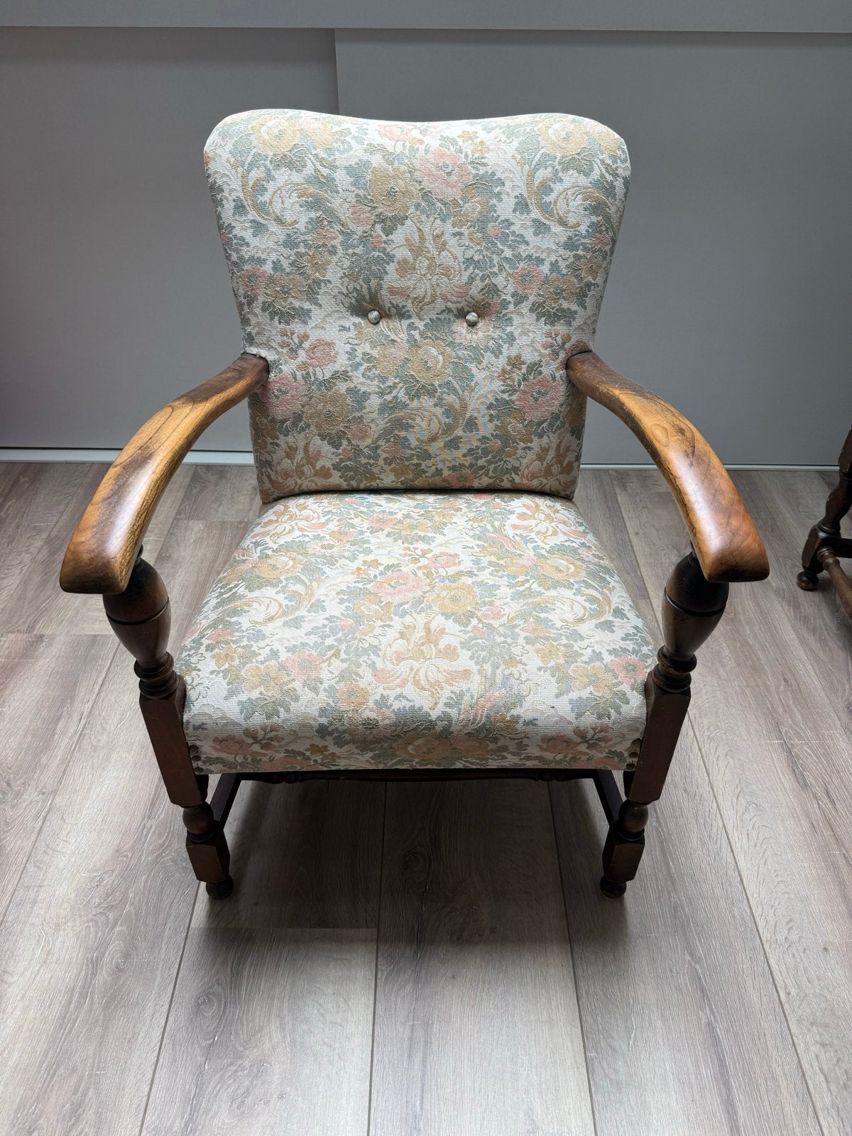 Vintage fauteuil met bloemenpatroon en houten armleuningen, Ophalen