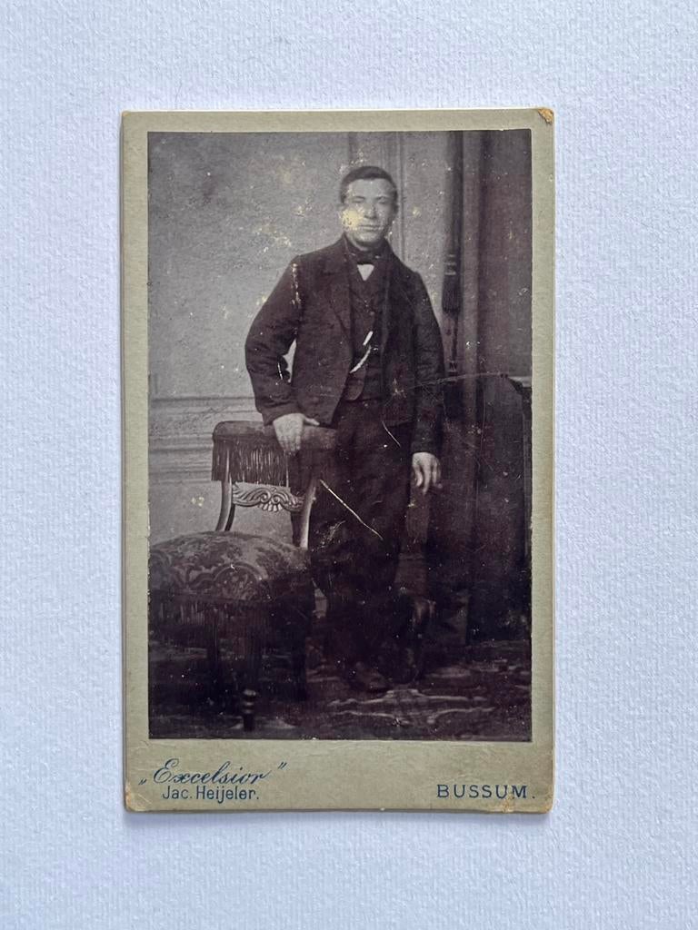 CDV Jacob Heijeler fotoatelier ‘Excelsior’ Bussum, Verzamelen, Foto's en Prenten, Gebruikt, Foto, Klederdracht, Ophalen of Verzenden