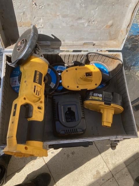 DeWalt slijptol met accu's en lader in koffer. Loop of sloop, Ophalen, Gebruikt, Overige typen, 30 tot 70 mm
