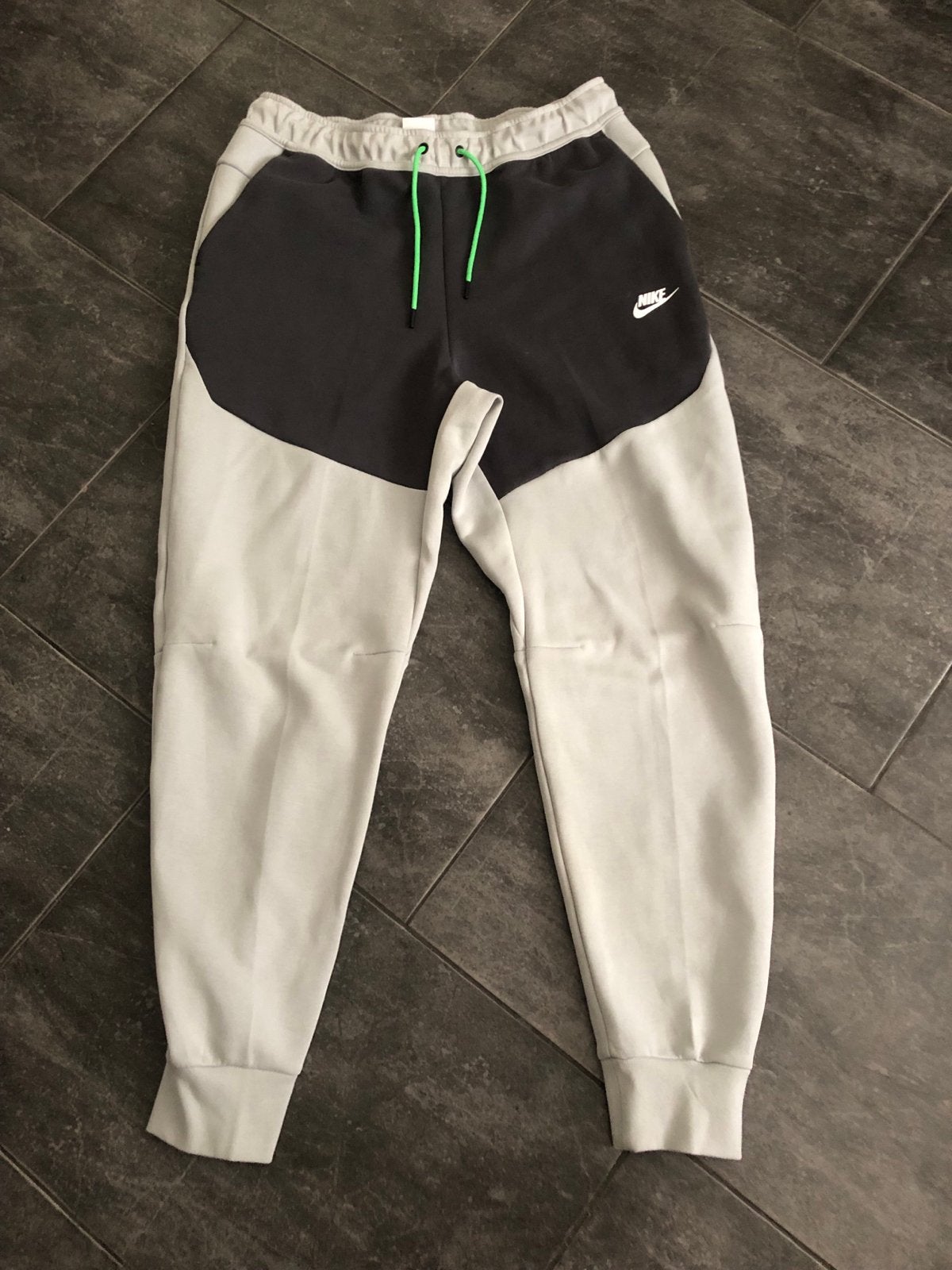 Nike Tech Fleece Joggingbroek Grijsgroen/Zwart Maat L, Ophalen of Verzenden, Nieuw, Grijs, Overige jeansmaten