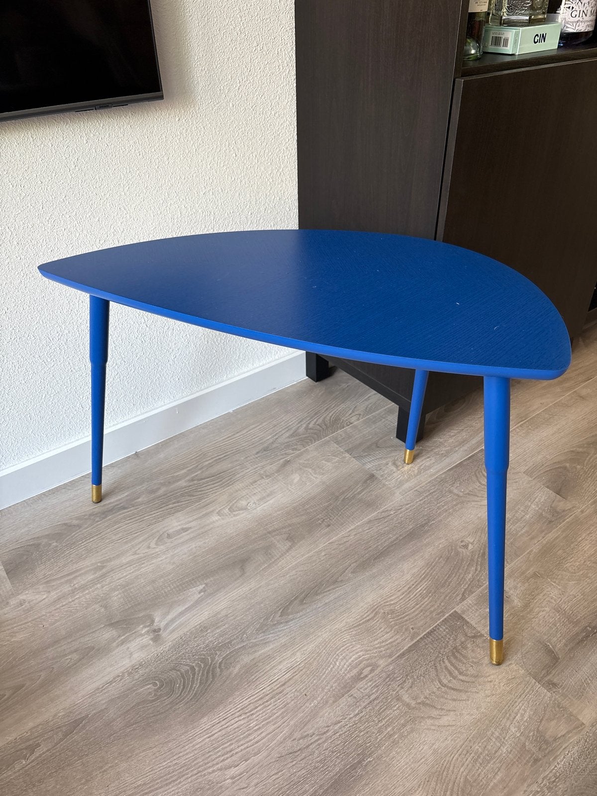 Ikea Stijlvolle blauwe bijzettafel met gouden accenten, Huis en Inrichting, Tafels | Bijzettafels, 55 tot 75 cm, Zo goed als nieuw