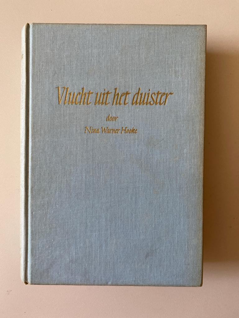 Vlucht uit het duister - Nina Warner Hooke (Kennemer Serie), Boeken, Romans, Ophalen of Verzenden, Gelezen, Nederland