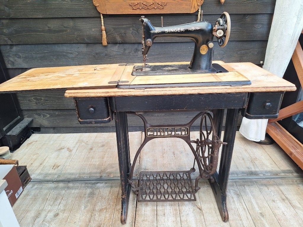 Antieke trap naaimachine, Ophalen, Hout, Gebruikt, Brocante
