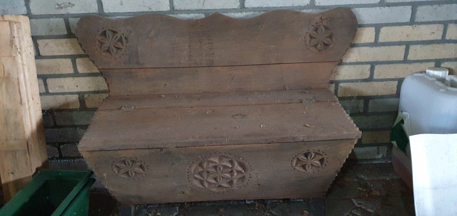Oud massief houten klepbankje met houtsnijwerk, Ophalen