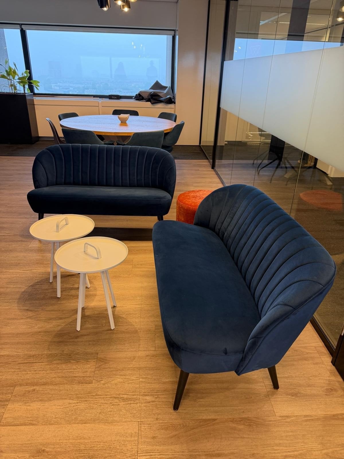 Wachtkamer bank / 2 zits bank blauw velvet (6 beschikbaar ), Huis en Inrichting, Banken | Bankstellen, Tweepersoons, 75 tot 100 cm