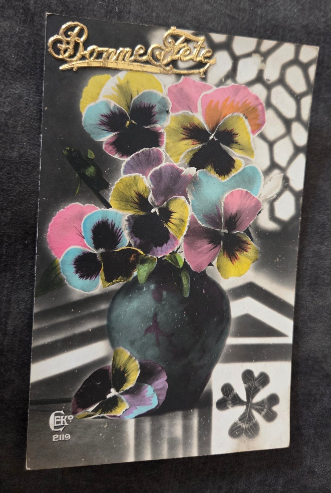Oude ansichtkaart 'Bonne Fête' met bloemen en klavertje vier, Verzamelen, Verzenden, Voor 1920, Gelopen, Overige thema's
